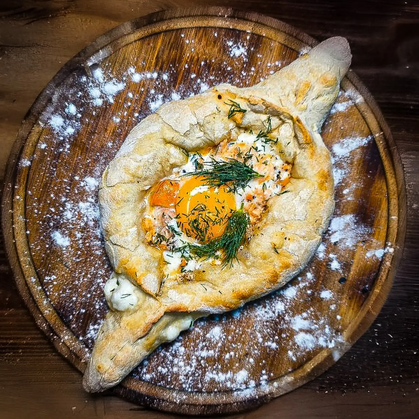 חצ'אפורי אג'ארי במילוי הנראה כדג מפורר עם ביצה ושמיר.